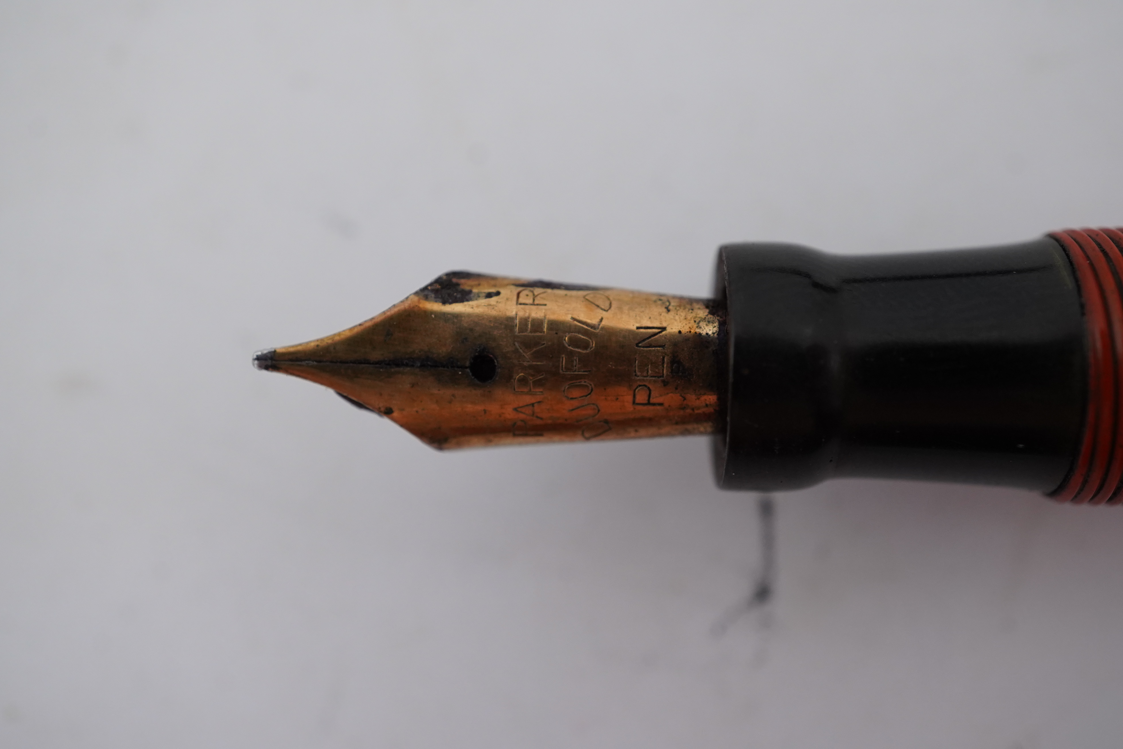 A Parker Duofold Lucky Curve fountain pen, and matching propelling pencil. Condition - poor